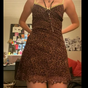 Leopard klänning med grönt band - Jätte fin leopard mönstrad klänning från Urban Outfitters med Neon grönt band och mesh material över.