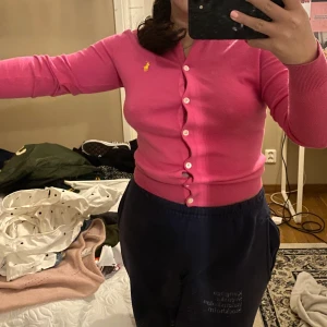 Kofta  - Säljer denna fin kofta från Ralph lauren!! Vet ej om den är äkta därav priset. Färgen kommer intw fram på bilden då den är mer skrikrosa i verkligheten!! Säljer för 50kr+frakt!!