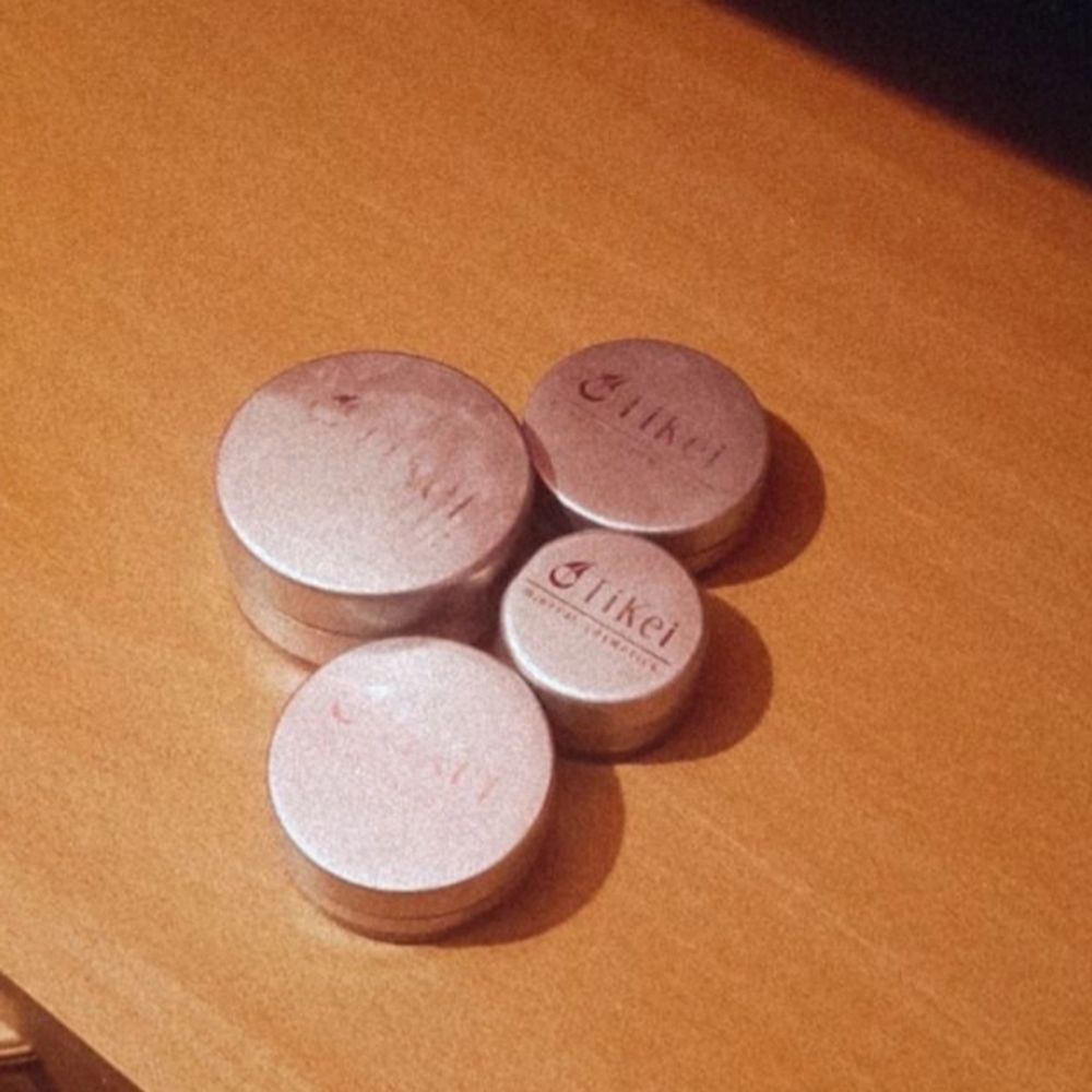 Mitt fina smink jag fick av min pappa för länge sedan då jag aldrig kunnat testa de. Sminket heter tikei mineral cosmetics. Jätte bra smink föe hyden men jag håller mig till de vanliga. Finns paket pris hör av er ❤. Övrigt.