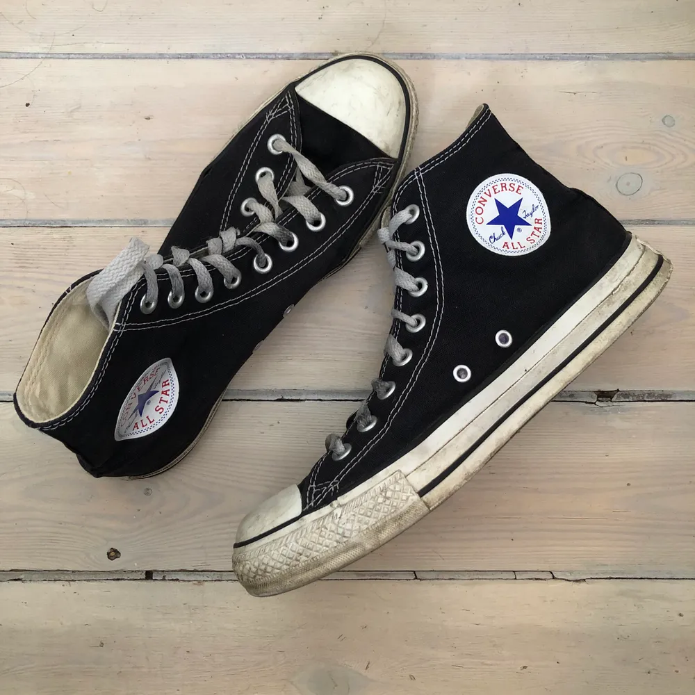 Klassiska o trendiga svarta converse😎 size 40. Buda gärna i kommentarerna nedanför👇🏻🥰 slutar ikväll onsdag 27/1 kl 19:00💗 högsta bud: 270kr + frakt. Skor.