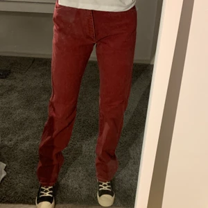 Röda jeans  - Säljer dessa coola jeans från Wrangler i färgen röd. Storleken är oklar då det inte finns någon lapp i byxorna där storleken visas men på mig sitter de som på bilden och jag bär oftast 36 i mina jeans💕