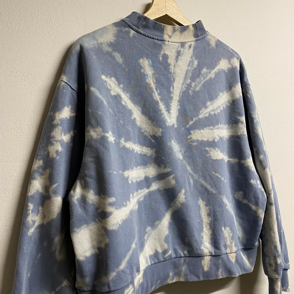 Blekt tröja från weekday☺️ Bra passform💗  sitter oversized💗 köparen står för frakt💗 köpt för 400. Tröjor & Koftor.