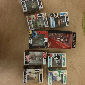 Urval av DC figurines - Figurines från DC comics i utan några slitage etc. Har stått på display utanför paket, men förpackningarna är hela och inga delar saknas. 50 kr styck, 250 för alla!!!