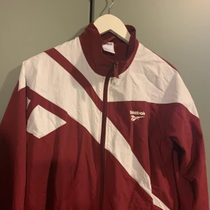 Reebok Vector Track Jacket strl S - Vinröd vindjacka, knappt använd🌺