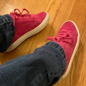 Rosa sneakers - Ett par chockrosa fräscha sneakers från rizzo, använt ett par gånger men bra skick trots det. Använder tyvärr aldrig, köparen står för frakten!