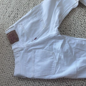 De perfekta vintage levis 501  - Säljer med tungt hjärta mina favoritjeans då de blivit för små 💔 vita vintage 501 från Levis i storleken W27, vintagestorlekarna är lite mindre än vanliga. Möts upp i Stockholm annars tillkommer fraktkostnad på 66:- ✨💖
