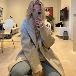 Beige / grå kappa - Oanvänd lappar kvar. Frakt tillkommer 66kr