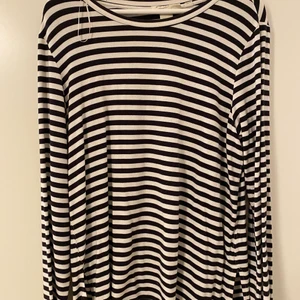 Randig tröja  - En av mina favoriter i min garderob som har varit huvudkaraktären i många av mina outfits, men pga ändrad klädstil så hör denna tyvärr inte hemma hos mig längre.