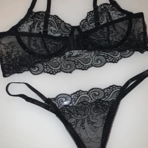 Svarta underkläder - Säljer dessa snygga underkläder då de tyvärr inte passade mig:((Tjejen jag köpte av sålde då hon hade råkat köpa hem två par, så originalpåsen är kvar och underkläderna är såklart helt oanvända!💓 trosorna är reglerbara    Många verkar vara intresserade så buda i kommentarerna,( minst 10 kr för varje höjning)