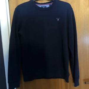 Gant sweatshirt - Säljer en marineblå gant sweatshirt som inte jag använder längre. Den är i relativt bra skick och storleken är 170 cm men så passar som en oversized S. 120 kr säljer jag den för och jag kan mötas i Stockholm eller frakta inom Sverige.