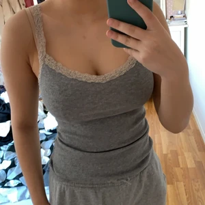 Linne från Mango - Grått linne med spets detaljer, ganska djup i ryggen. Ribbad 150kr inklusive frakt