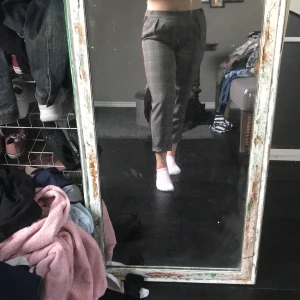 Rutiga Kostymbyxor  - Sköna stretchiga kostymbyxor, rutiga med ett vinrött streck på sidan storlek M/L