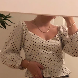 Prickig blus  - Jättesöt blus från bikbok, lite stor för mig tyvärr. Använd Max 4 gånger. Frakt ingår i priset 