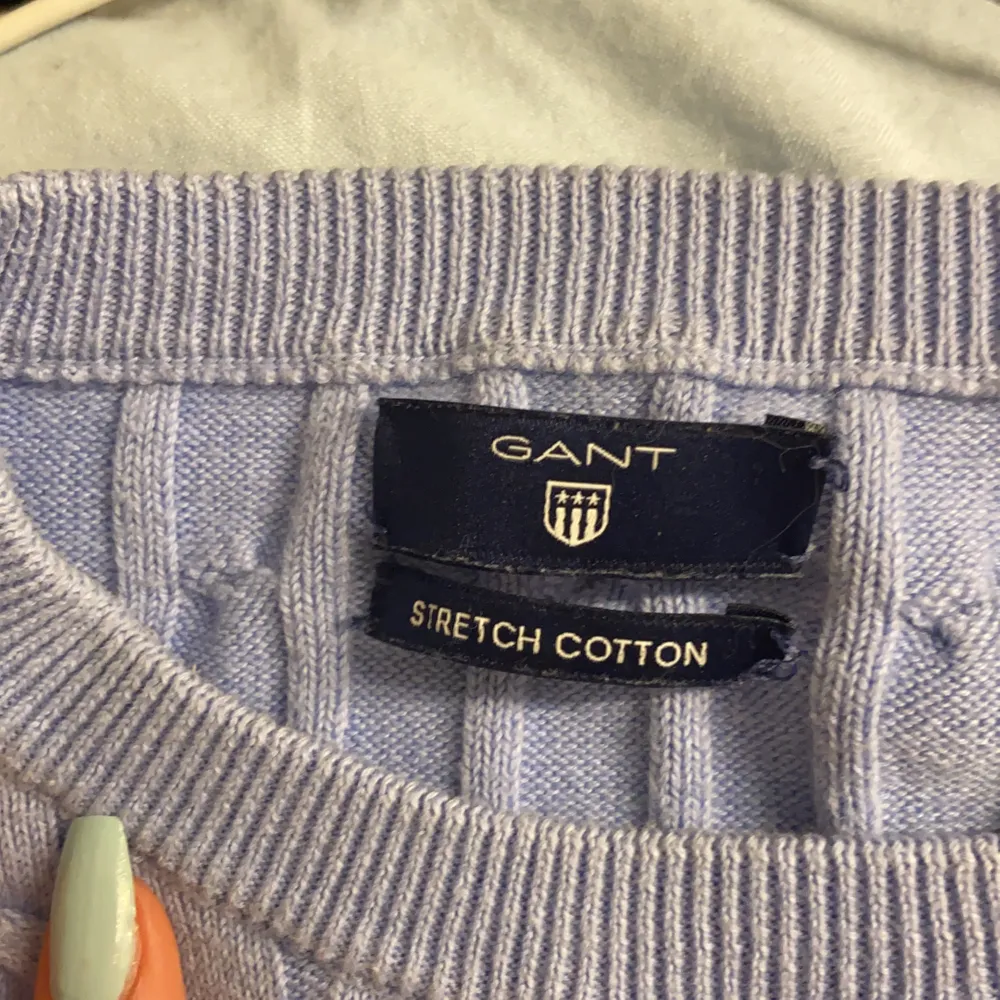 en flätstickad gant tröja i en babyblå färg! nästan aldrig använd. säljer pga att det inte är min stil längre. 149kr+frakt! skriv vid intresse!. Tröjor & Koftor.