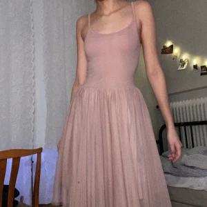 Rosa klänning  - Supersöt rosa klänning från Monki! Varan har inga defekter och är köpt second-hand. Läs gärna mina villkor. Om du har några frågor, tveka inte på att kontakta mig! 🧚🏼💓