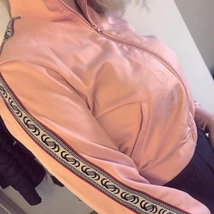 Snygg tröja från carlings - Köpt för runt 500kr om jag minns rätt (bilderna är dåliga så fråga gärna om fler vid intresse)