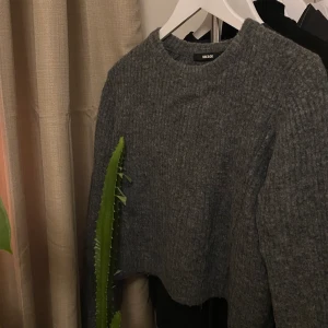 Stickad tröja - En kortare stickad tröja som är perfekt med en vit t-Shirt under eller bara som den är. En go-to under hösten och våren! 140 med frakt, betalas med swish✨ 