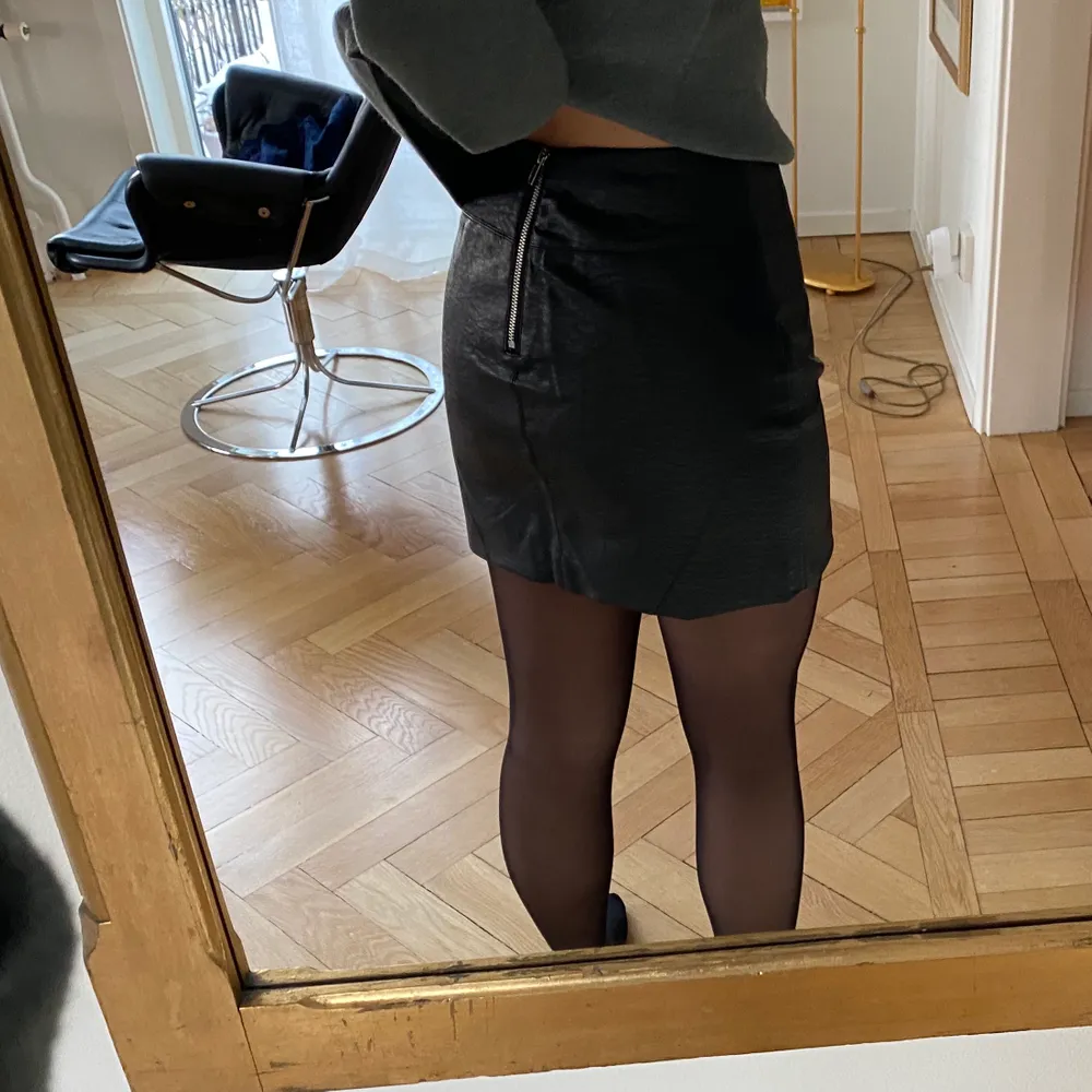 As najs ”skinn” kjol från H&M. Aldrig använd!. Kjolar.