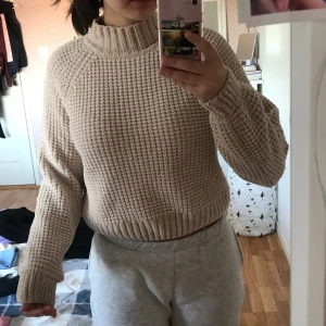 Skrimrig stickad tröja  - skönaste tröjan från h&m med finaste färgen och materialet🤍 250kr inklusive frakt:)
