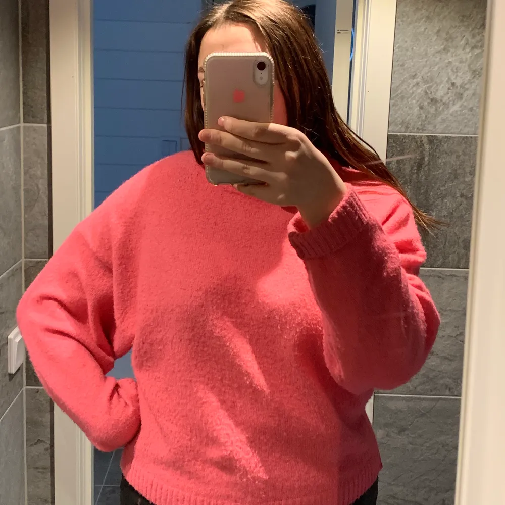 Säljer denna rosa stickade tröja i storlek M, säljer för 80kr+frakt 🥰. Stickat.