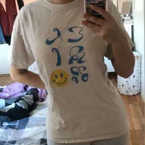 Clario merch t-shirt - Köpt på konserten i Stockholm 20/12/2019:) Storlek L, 100% bomull. 400kr inklusive frakt💗 skriv privat för mer bilder o info osv