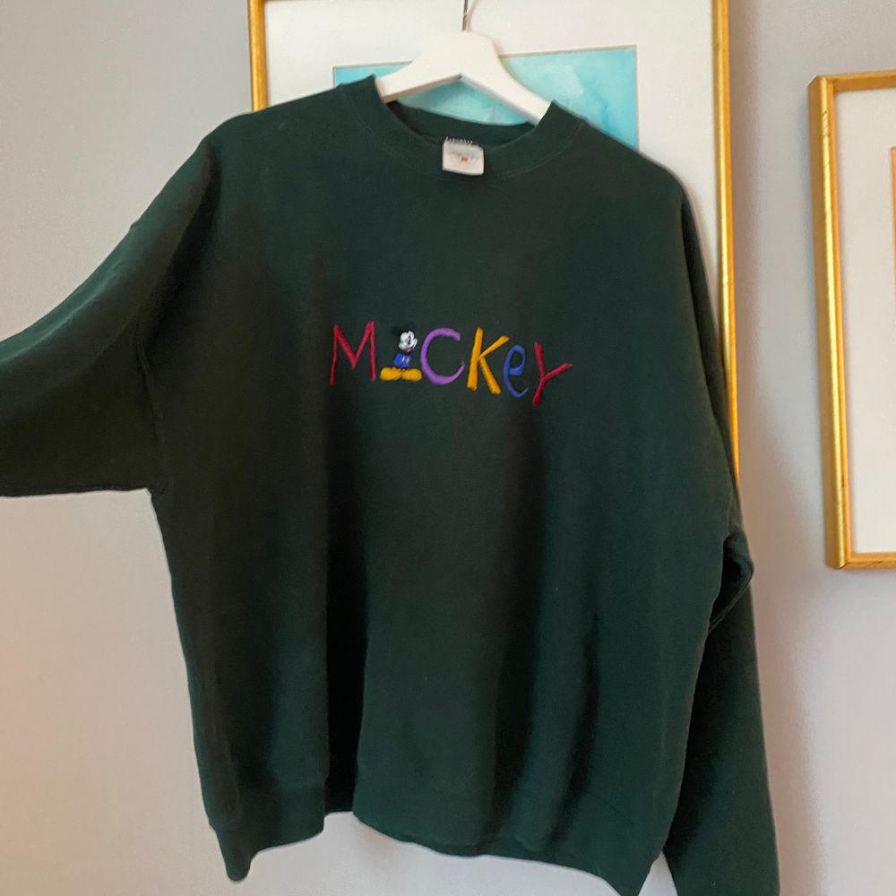 Grön MICKEY Mouse tröja skulle typ säga stor S, liten M 🐉.  original MICKEY & CO sweatshirt BUDGIVNING PÅGÅR (avslutas torsdag kl 19:00) Högsta bud 460kr                                             Säljer även ringar i silver på min Plick ☺️.                            . Tröjor & Koftor.