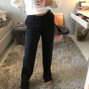 Lågmidjade kostymbyxor storlek S - Så snygga och populära lågmidjade kostymbyxor som är i storlek 34, de är lite stora på mig därav säljer jag dem. Dem passar mer en 36 skulle jag säga :) 🥰 Buda från 120kr eller köp direkt för 180kr 🥰