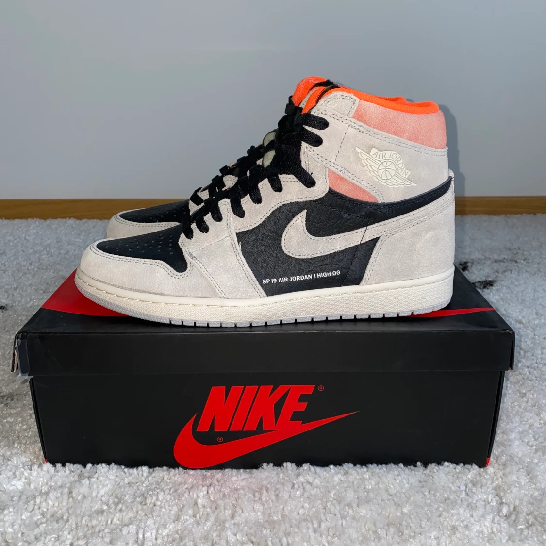 Jordan 1 Retro High Neutral Grey Hyper Crimson 