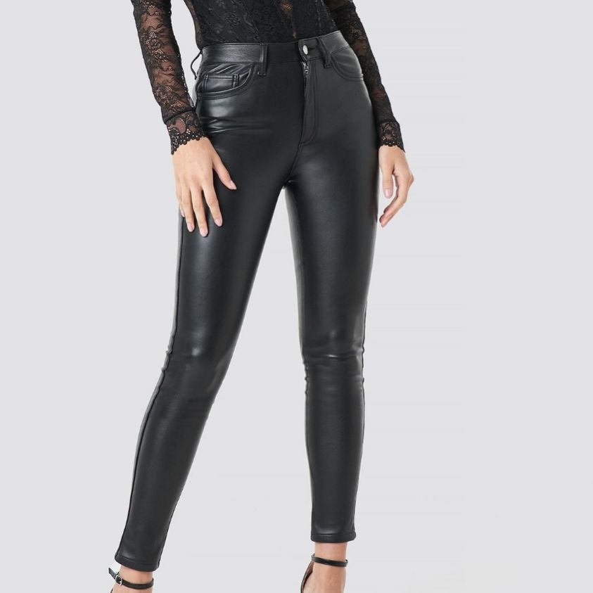 Fejk läder / faux leather byxor / trousers i tjockt tyg med foder från NAKD. Storlek 40 , passar medium. Svag söm bak i gren och två små hål vid främre bälteshållare ,syns ej om man inte drar hårt i byxorna. Knappt använda ,skador skett pga för små. Tjockt läder tyg.. Jeans & Byxor.
