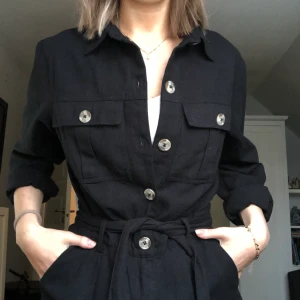 Byxdress från Na-Kd - Helt oanvänd byxdress/jumpsuit från Na-Kd, glömde att skicka tillbaka denna, finns prislapp kvar! Storlek 36💫💕köparen står för frakten, nypris 399kr