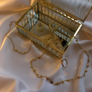 Halsband - Fin stjärnkedja som kommer i både silver- och guldplätering. Pris 100 kr st. Frakt avgift tillkommer på 20 kr, vid köp över 200 kr så är det fri frakt. Kika in på min instagram @tbjwlry och beställ i dm ⭐️🤍