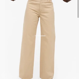 Jeans  - Helt oanvända beiga Yoko jeans. Från monki och säljer för att de inte har kommit till användning. 400kr i nypris. Lappen på jeansen är borta, annars i fin fint skick. Kan frakta och möta. Köparen står för frakt💕🦋