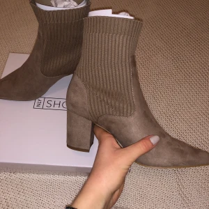 Klackskor - Säljer mina fina skor då jag insett att de tyvärr inte kommer komma till användning som tänkt.. De har använts utomhus under två tillfällen och är verkligen jättefina! Vid frågor eller liknande får du mer än gärna höra av dig!🥰 (frakt tillkommer)