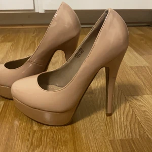 Beiga klackskor - Beiga klackskor i strl 37. Endast använda ett fåtal gånger