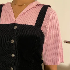 Manchesterklänning - Svart manchesterklänning från H&M. Använd några få gånger. Finns inga defekter. (Kan skicka närmare bilder om så önskas). Vid flera intresserade blir det budgivning. Köpare står för frakt 🌸