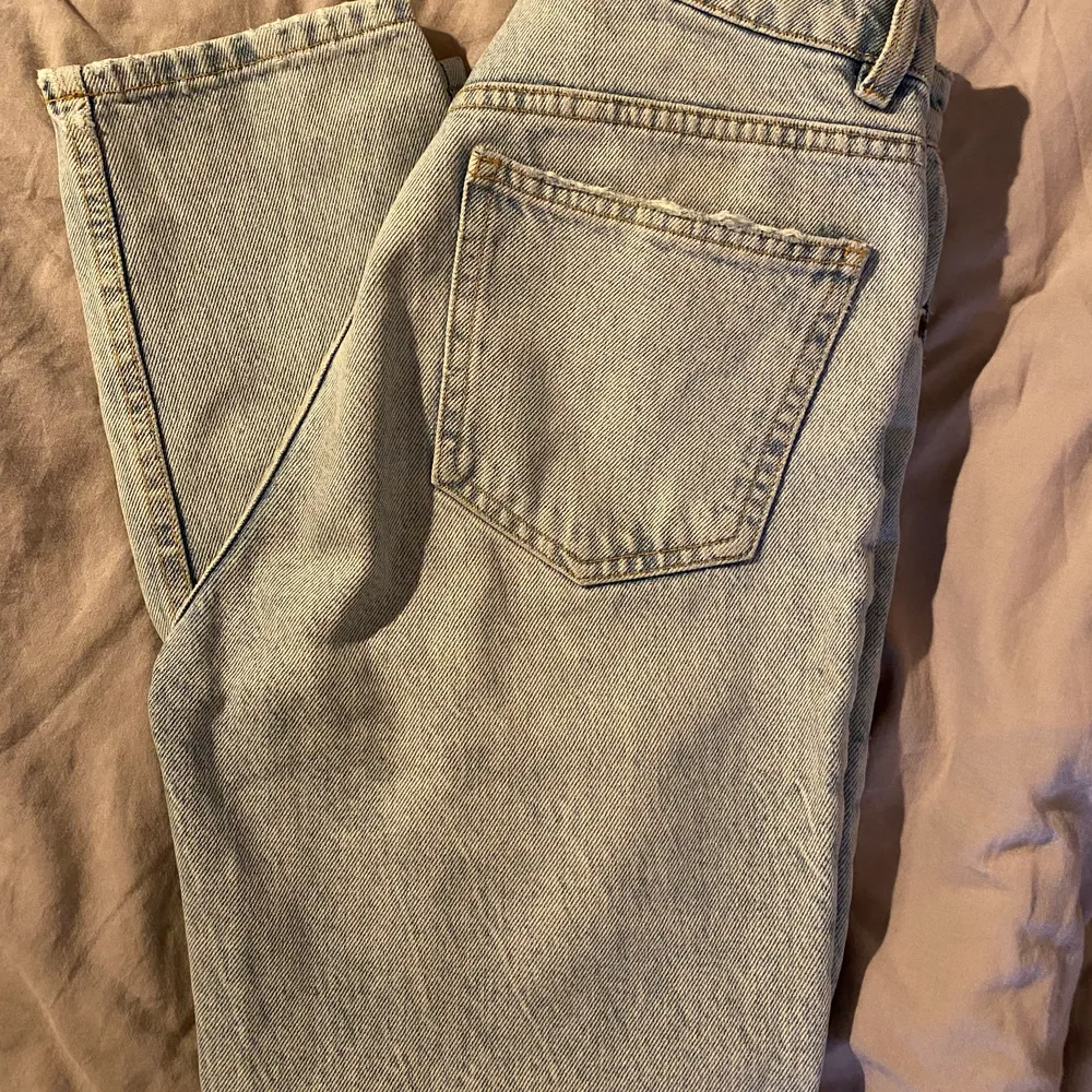 Säljer ett par blåa jeans från Zara ( bild hur dom sitter på 2 bilden). Har hål på båda knäna men ena har spruckit upp lite men annars väldigt fint skick. Storlek 36. ( skriv för fler bilder). Jeans & Byxor.