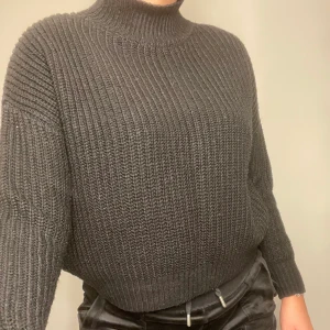 Svart stickad tröja  - En svart stickad tröja som är väldigt bekväm och fin. I strl XS men passar mig som är S/M