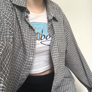 Vintage skjorta  - Snygg vintage skjorta köpt från humana second hand, 90-tals inspirerad. Säljer p.g.a används ej, är i bra skick och har inga skador.                                          Frakt ingår ej i priset🤍