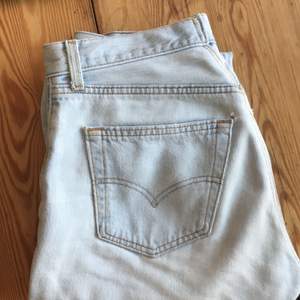 Ascoola Levis-jeans som tyvärr inte kommer till användning längre. Köpta second hand men i bra skick, insydda i midjan