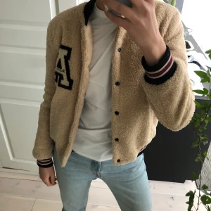 Collegejacka  - Säljer denna snygga Collegejacka från Pull & Bear då den inte kommer till användning! Stl S/M men passar även en xs om man vill ha den lite mer oversize, jag är även 179 cm så den blir lite kort för mig som är så lång. Bud från 100 kr⭐️🤍
