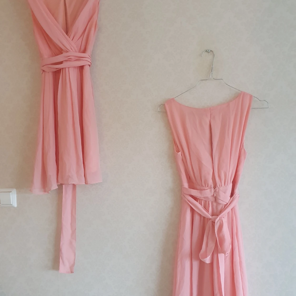 Corallrosa klänningar (2 st finns)