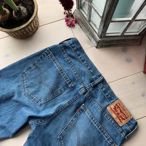 Levis Jeans  - Säljer dessa Levis jeans i fint skick, står att dem är i W31/L32 men jag har storlek 36/S så skulle säga att man ska gå efter de och som referens är jag 179 cm! I väldigt bra skick som sagt så passa på att fynda, bud från 200 kr⚡️🤍 (obs färgen är ljusare i verkligheten) 