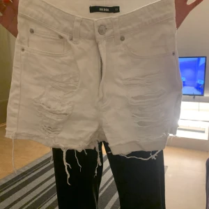 Vita shorts med slitningar - Kan fraktas