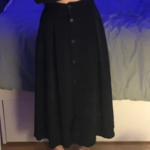 Lång kjol från Monki - Lång, luftig och superskön maxikjol ifrån Monki! Har knappar hela vägen och ett stretchigt resårband i midjan. Kjolen har även fickor!!🥰 Storlek XS, frakt tillkommer men kan eventuellt mötas upp!