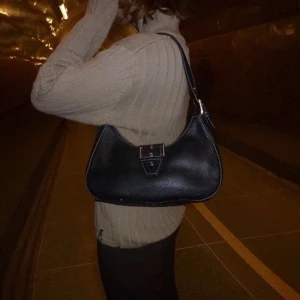 #3 VÄSKA MED SPÄNNE - Först till kvarn gäller på alla våra plagg. Ingen budgivning och kunden står för frakten. Betalning sker via Swish till numret: 123 329 17 70 