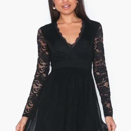 Svart fin spetsklänning med V-ringning från Nelly, ”Scalloped lace prom dress”. Den är i storlek 38 och är endast använd ett par timmar en kväll. Den säljes pga blivit för stor för mig! . Klänningar.