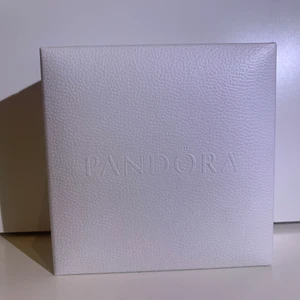 PANDORA - Ett väldigt vackert halsband med diamanter samt små hjärtan på sidan. Enkelt och snyggt, aldrig använt. Finns tre olika fästen, 100kr billigare vid snabb affär.