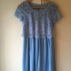 Happy Holly spetsklänning - Oanvänd blå spetsklänning från Happy Holly i storlek 36/38, men skulle säga mer 38 faktiskt 😊. Super fin med plisserad kjoldel. Inköpt från bubbleroom i våras, säljes pga att den blivit för stor för mig. 