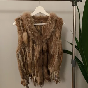 Pälsväst äkta - xs - Säljer min pälsväst, aldrig använd. Står ingen strl men jag är en xs och den passar. Skulle säga xxs-xs