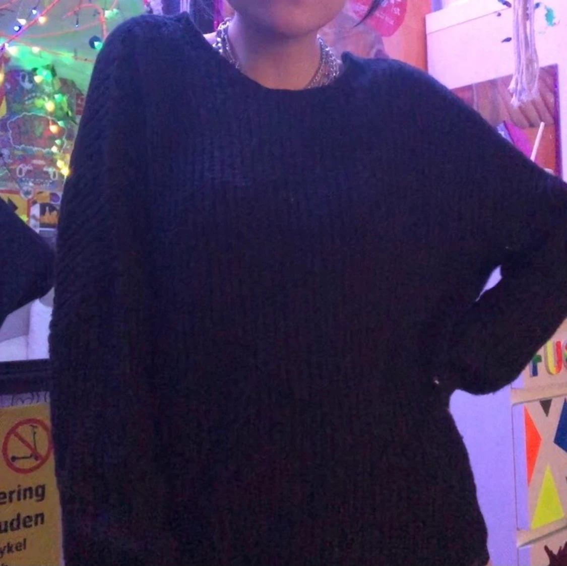 stickad tröja med öppning på ryggen - 90
